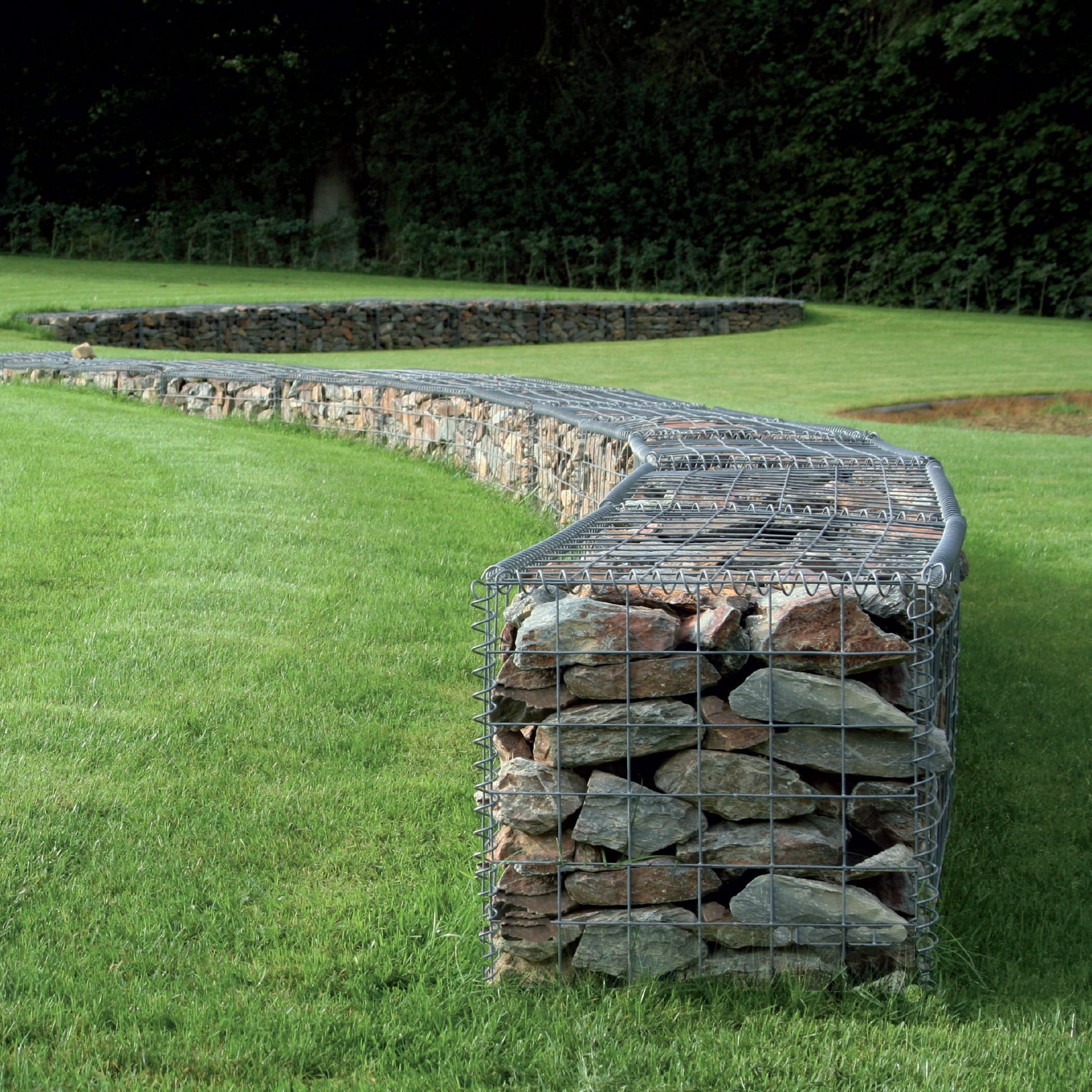 muur met gebogen schanskorven